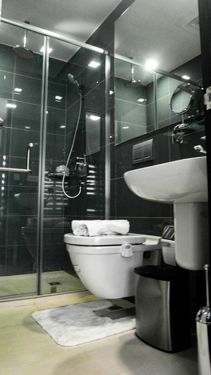 Modern Luxury Lower Penthouse Unit Манила Экстерьер фото