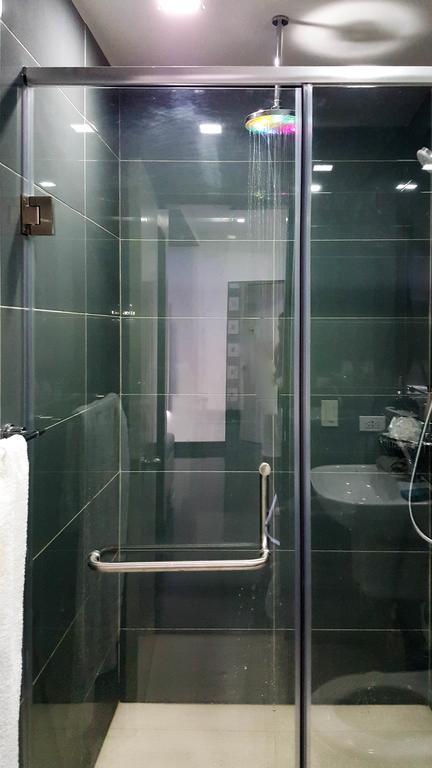 Modern Luxury Lower Penthouse Unit Манила Экстерьер фото